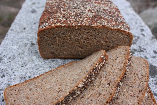 Opskrift: Lækkert fuldkornsrugbrød med chiafrø - Lær at bage godt brød