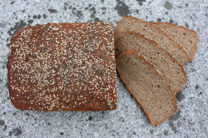 Opskrift: Lækkert fuldkornsrugbrød med chiafrø - Lær at bage godt brød