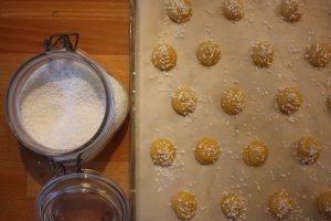 Chouquetterne drysses med svensk pärlsocker.